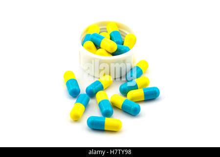 Il blu e il giallo della capsula di antibiotico su sfondo bianco Foto Stock