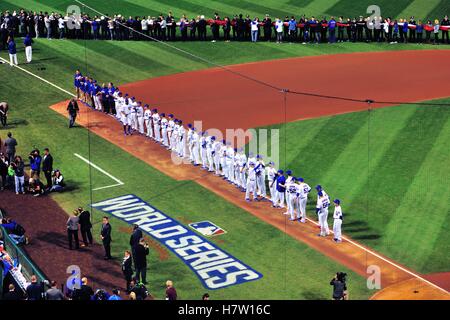 Chicago, Illinois, Stati Uniti d'America. Le presentazioni del lettore prima di gioco 3 del 2016 World Series, giocato al Wrigley Field, casa dei Chicago Cubs. Foto Stock