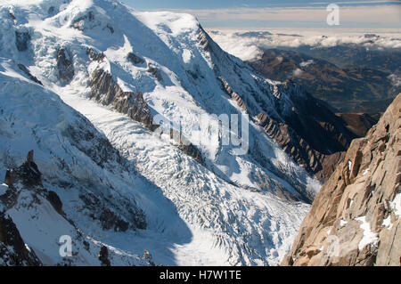 Fianco nord del Mont Blanc con il Glacier des Bossons in primo piano e del fiume Arve vallata sottostante, Chamonix-Mont-Blanc Foto Stock