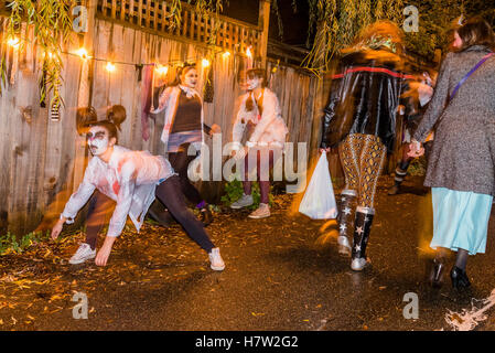 Sfilata di anime perdute Festival, Unità Commerciali di vicinato, Vancouver, British Columbia, Canada Foto Stock