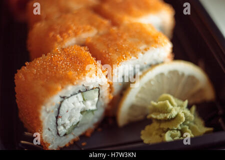 Involtini realizzati di crudo fresco salmone e crema di formaggio all'interno della macro shot leggera profondità di campo a. Messa a fuoco selettiva Foto Stock