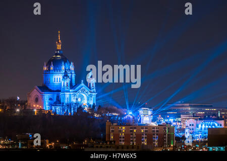 Cattedrale di San Paolo con Blu luci di ricerca durante la Red Bull si è schiantato evento di ghiaccio in Saint Paul, Minnesota. Foto Stock