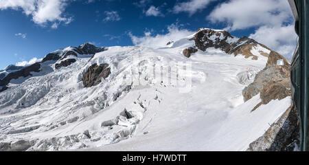 Una vista dalla Capanna Gnifetti, Monte Rosa imponenti montagne, Staffal, Alpi, Italia, Europa, UE Foto Stock