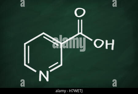 Il modello strutturale della vitamina B3 (Niacina) sulla lavagna. Foto Stock