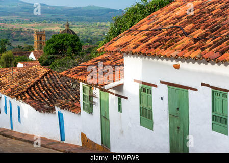 Architettura coloniale in Barichara, Colombia con la cattedrale in background Foto Stock