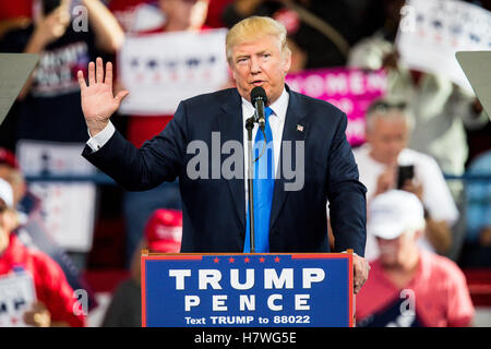 Donald Trump campagne per il presidente nella Carolina del Nord Foto Stock