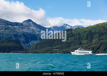 Un piccolo double deck nave passeggeri motori attraverso il canale di passaggio in una giornata di sole, di Prince William Sound, Whittier centromeridionale, Alaska, Stati Uniti d'america, estate Foto Stock