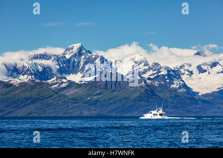 Una piccola barca privata motori attraverso il canale di passaggio in una giornata di sole, di Prince William Sound, Whittier centromeridionale, Alaska, Stati Uniti d'america, estate Foto Stock