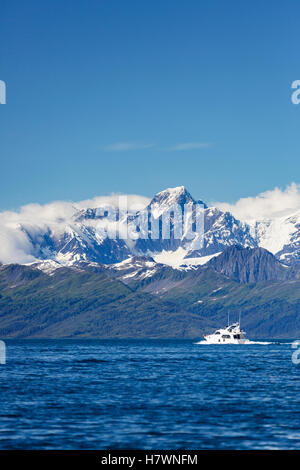 Una piccola barca privata motori attraverso il canale di passaggio in una giornata di sole, di Prince William Sound, Whittier centromeridionale, Alaska, Stati Uniti d'america, estate Foto Stock