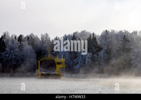 Traghetto in inverno. La nebbia che sorgono dal mare. Bianco alberi ghiacciati sullo sfondo. Luogo: Parainen, Finlandia. Foto Stock