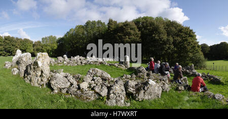 Ramblers prendendo una pausa a norma DIN Lligwy insediamento, Anglesey, Galles Foto Stock