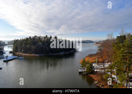 Bella vista Parainen in Finlandia. Una parte dell'arcipelago di Turku. In novembre, il mare è ancora aperta ma prima neve è arrivato. Foto Stock