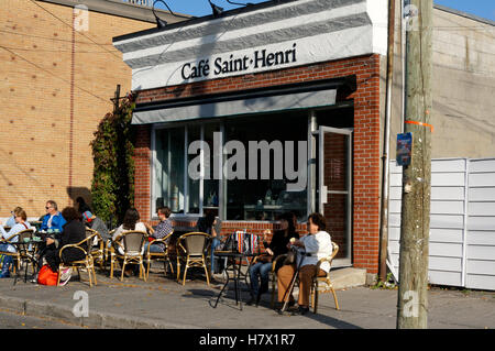 La gente di relax presso il Cafe Saint Henri coffee shop in tutta da Jean Talon Mercato, Montreal, Quebec Canada Foto Stock