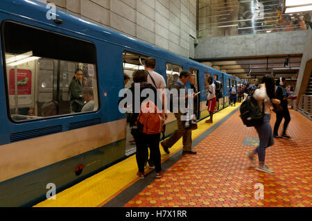 Persone salire e scendere un Metro treno della metropolitana a Montreal, Quebec, Canada Foto Stock