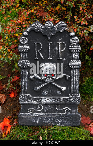 La lapide di Halloween decorato con teschi e riposare in pace lettering RIP, Vancouver, BC, Canada Foto Stock