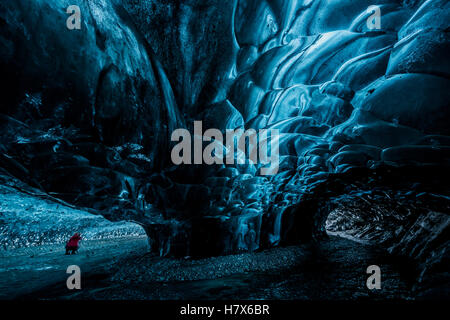 All'interno di grotte di ghiaccio in Islanda Foto Stock