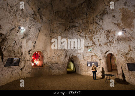 Regno Unito, Inghilterra, Buckinghamshire, West Wycombe, Church Lane, Fuoco di inferno grotte, interno, visitatore nella sala banchetti Foto Stock