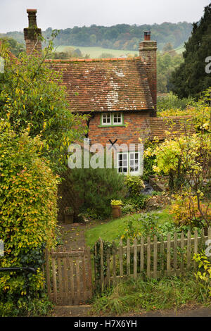 Regno Unito, Inghilterra, Buckinghamshire, West Wycombe, Church Lane, Farthing Cottage piccolo giardino anteriore, autunno Foto Stock