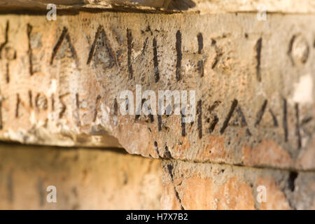 Iscrizione sulla vecchia tomba in lingua greca. Caratteri e simboli. Geroglifici Foto Stock