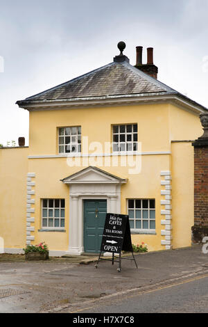 Regno Unito, Inghilterra, Buckinghamshire, West Wycombe, High Street, West Wycombe House ingresso principale gatehouse Foto Stock