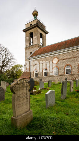 Regno Unito, Inghilterra, Buckinghamshire, West Wycombe Hill, St Lawrence il campanile di una chiesa con palla dorata dal sagrato della chiesa Foto Stock