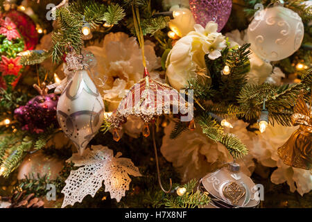 Anno nuovo giocattoli. Close up del giocattolo a forma di ombrello contro nuovi decorativi anno albero. Foto Stock