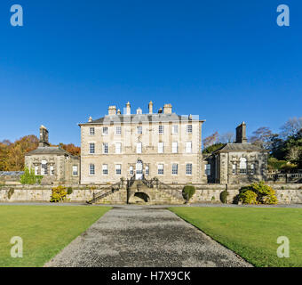 Vista frontale dal sud di Pollok House di Pollok Country Park Glasgow Scozia con giardino in Autunno colori Foto Stock