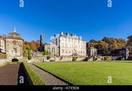 Vista frontale dal sud di Pollok House di Pollok Country Park Glasgow Scozia con giardino in Autunno colori Foto Stock