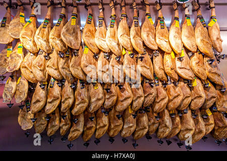 Mallorca. Spagna 25 Giugno Depot con jamon selettiva sulle rastrelliere, da cui egli vuole nip off un pezzo Foto Stock