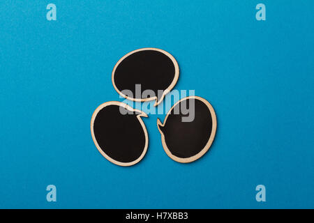 Vista superiore del round di chalk board fumetti su sfondo blu, metafora concept per la comunicazione Foto Stock