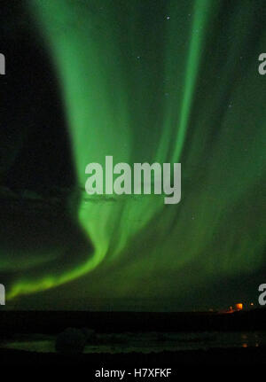 Awesome Dancing Northern Lights sopra il ghiacciaio lago nel sud dell'Islanda Foto Stock