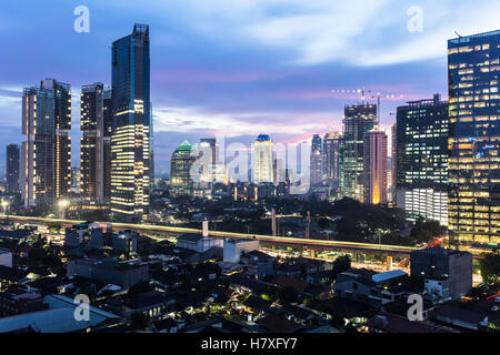 Una veduta aerea di un tramonto mozzafiato su edifici moderni di Kuningan il quartiere degli affari di Jakarta, Indonesia ci di capitale Foto Stock