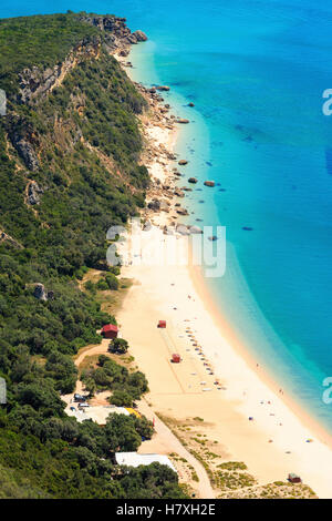 Estate mare paesaggio costiero con sabbia di Portinho beach. Vista superiore dal Parco Naturale di Arrabida in Setubal, Portogallo. Tutti i popoli Foto Stock
