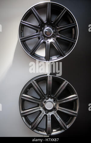 Immagine ravvicinata di due nuove auto rimm. Foto Stock