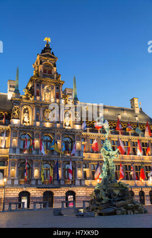 Municipio (Stadhuis) nella piazza principale del mercato di Anversa, nelle Fiandre, in Belgio Foto Stock