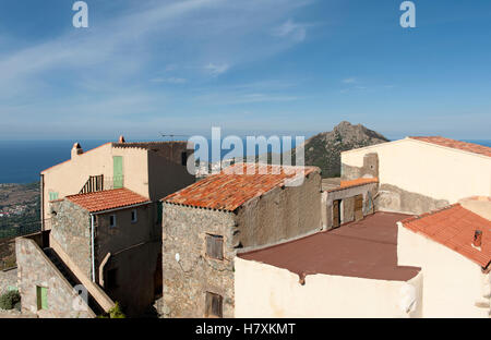 Vista attraverso la Balagne orizzontale per il Mar Mediterraneo dalla parte superiore del villaggio di Sant'Antonino, Haute-Corse, Francia Foto Stock