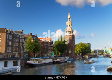 Montelbaanstoren sul canale Oudeschans, Amsterdam, Paesi Bassi Foto Stock