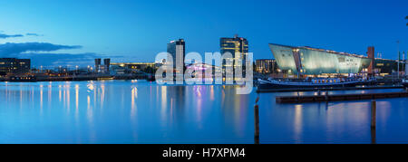 NEMO Science Center e Oosterdok (East Dock) al tramonto, Amsterdam, Paesi Bassi Foto Stock