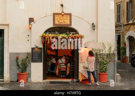 Roma - 5 maggio : angolo ristorante nel cuore del centro storico di Roma intorno a Trastevere il 5 maggio 2013 in Roma, Italia Foto Stock