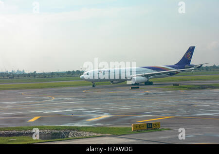 BANGKOK ,Thailandia,25 agosto: Thai Airways Flight è un movimento in pista all'Aeroporto Suvarnabhumi di Bangkok il 25 agosto, 2016 Foto Stock