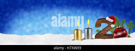 Seconda domenica di Avvento concetto xmas panorama sfondo blu con candele sfera ninnolo neve e Rosso Argento decorato branche fir Foto Stock