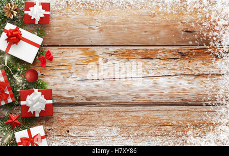 Regali di natale e albero su di un tavolo di legno con lo spazio libero. Vista superiore della tabella. Foto Stock