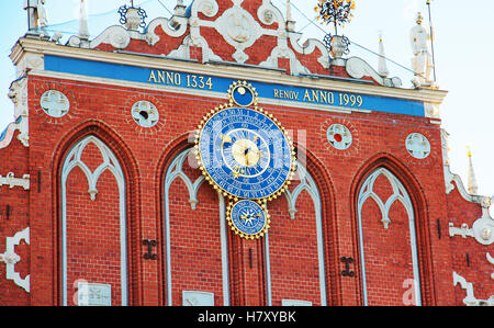 Orologio astronomico in la Casa delle Teste Nere, nella vecchia townRiga, Lettonia. Foto Stock