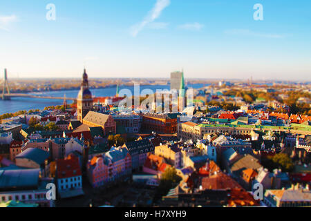 Riga, Lettonia - sky vista sul centro storico dalla chiesa di San Pietro. tilt shift style Foto Stock