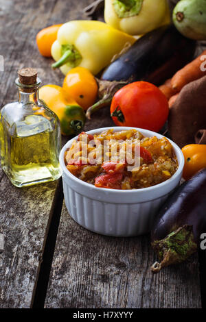 Il caviale di melanzana in vaso in ceramica. Messa a fuoco selettiva Foto Stock