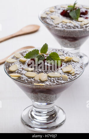 Sana budino di Chia con marmellata in vetro Foto Stock