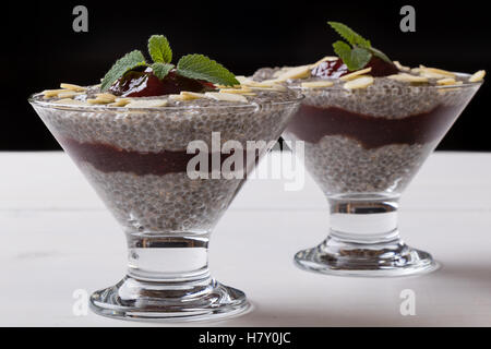 Sana budino di Chia con marmellata in vetro Foto Stock