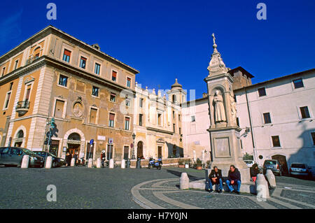 Piazza di San Bartolomeo all'Isola, monumento in marmo (1869) sulla destra e Chiesa di San Giovanni Calibita, Isola Tiberina, Roma, Lazio Foto Stock