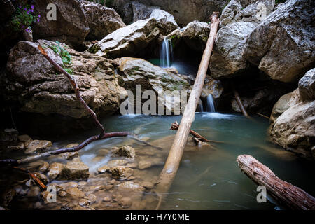 Bella naturale e selvaggio torrente di montagna che scorre tra le rocce Foto Stock