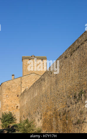Le mura di cinta del castello di Ainsa , Spagna Foto Stock